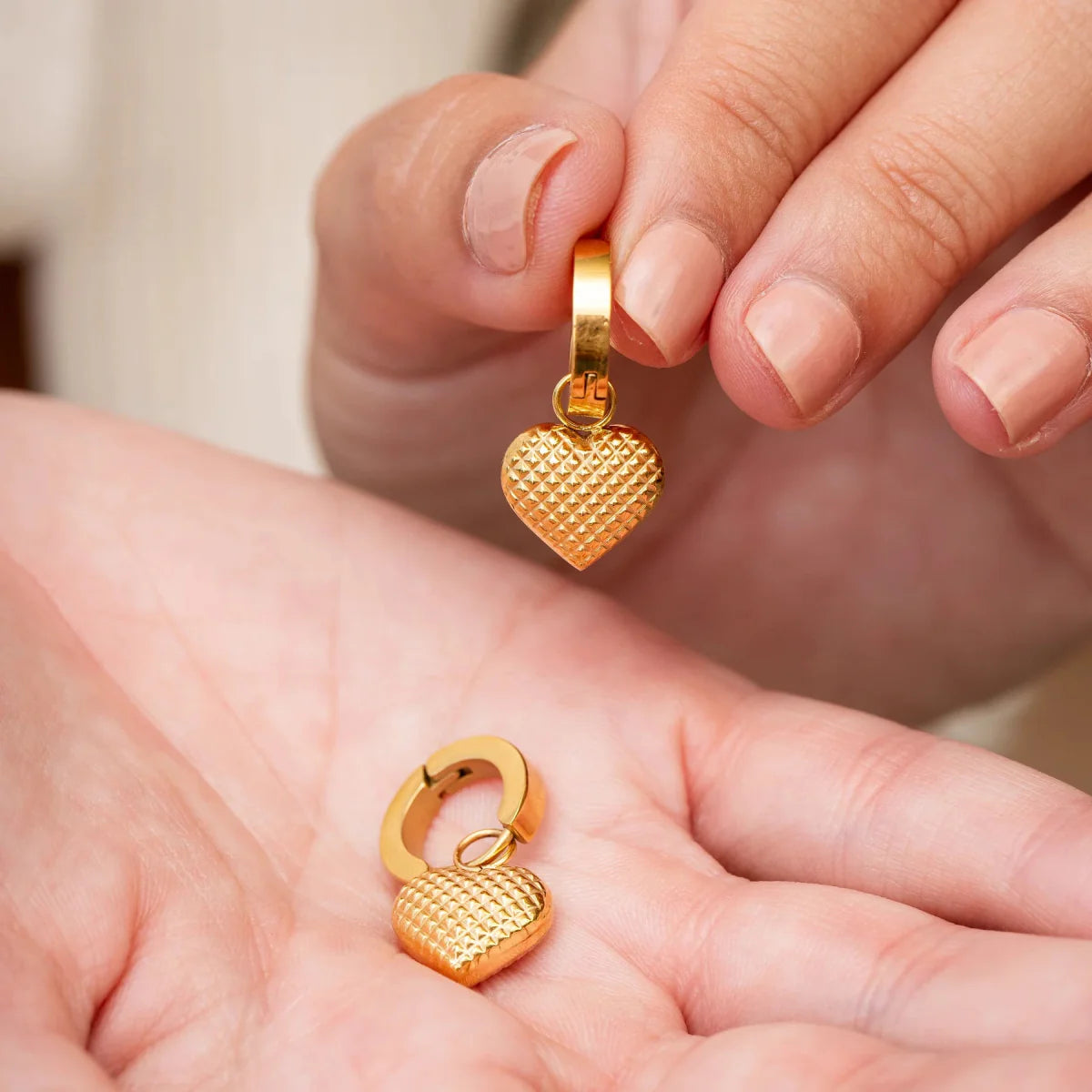 Brinco Argolinha Amore Banhado em Ouro 18K